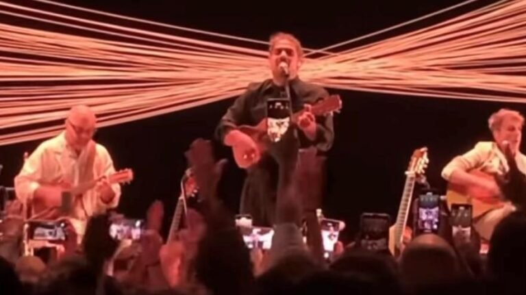 mannarino in concerto con pubblico entusiasta