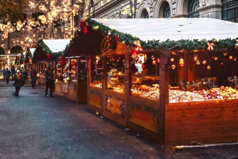 mercato di bologna con bancarelle colorate