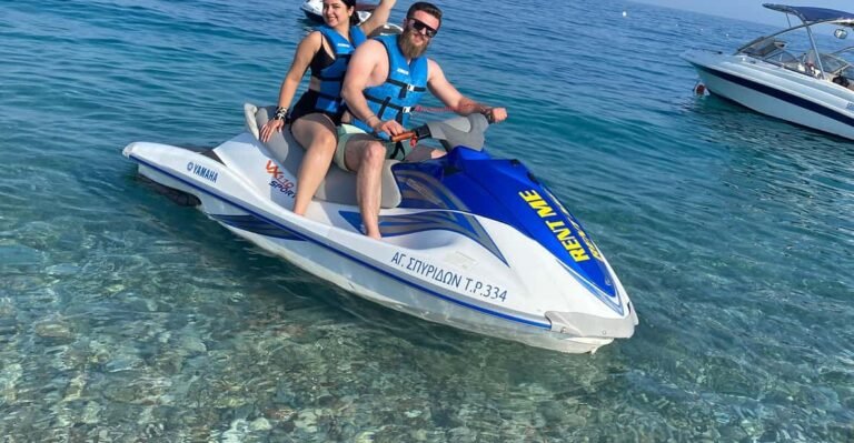 Dove posso trovare noleggio di moto d'acqua a Santorini 35 moto dacqua in azzurro mare greco