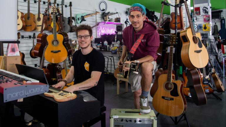 Cosa offre Pro Music Bari per gli appassionati di musica 25 musicisti che suonano insieme in un negozio