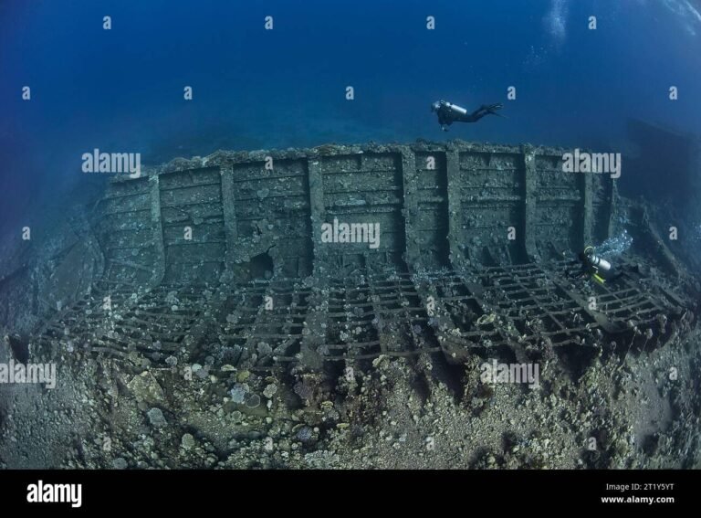 nassa affondata in acque blu cristalline