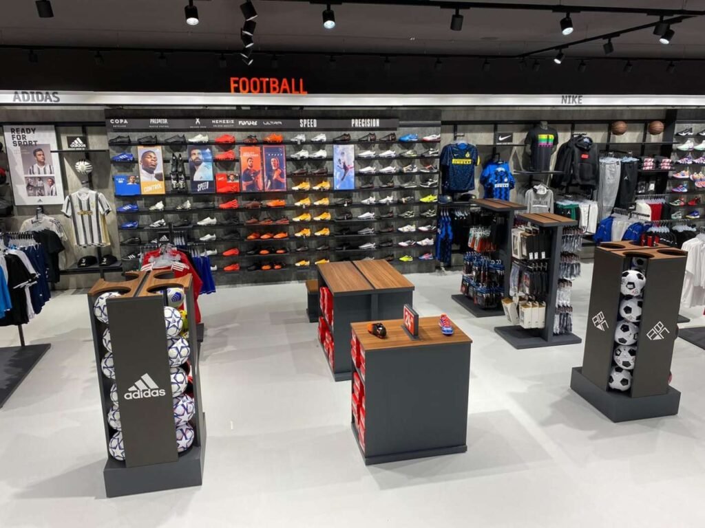 negozio cisalfa con articoli sportivi vari