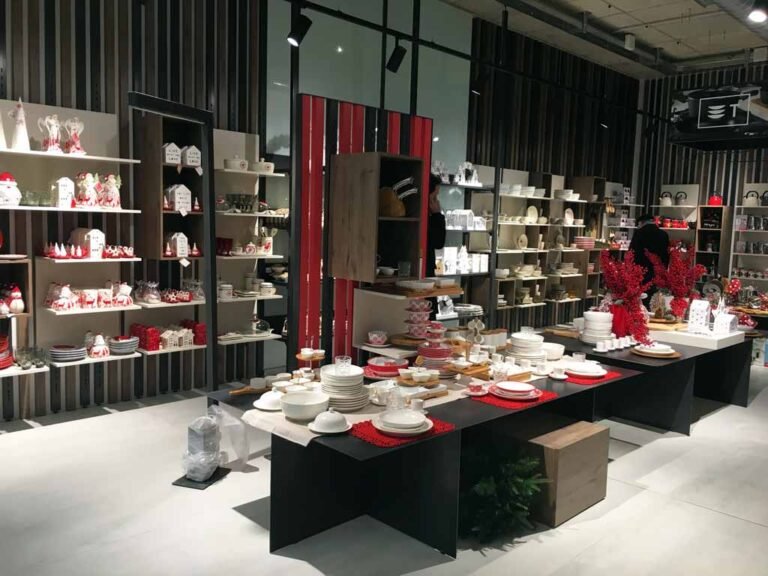 negozio con prodotti vari esposti