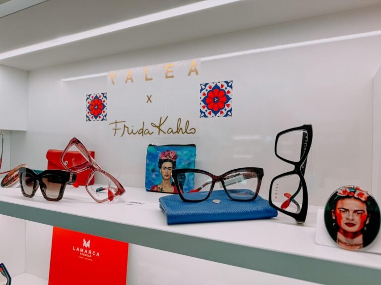 negozio di ottica con occhiali colorati