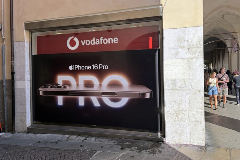 negozio di telefonia con cartelli luminosi