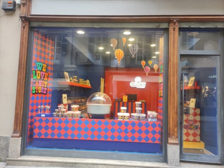 negozio kasanova con vetrine colorate a bologna