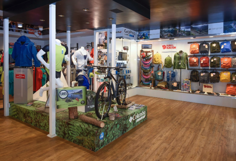 negozio sportivo con attrezzatura per outdoor