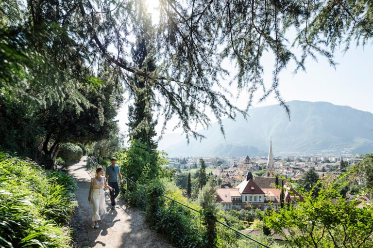 occhi che scrutano un panorama mozzafiato