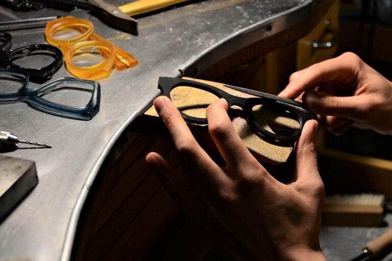 occhiali artigianali su un banco di lavoro