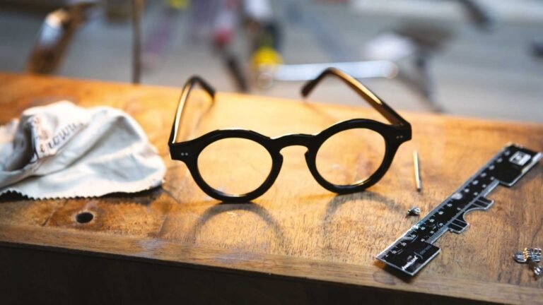 Dove si trovano gli occhiali prodotti nella fabbrica di Altamura 27 occhiali artigianali su un tavolo di lavoro