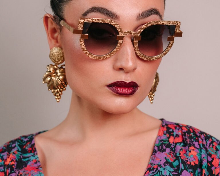 Cosa offre Lama Optical a Milano per la salute dei tuoi occhi 1 occhiali eleganti su sfondo milanese