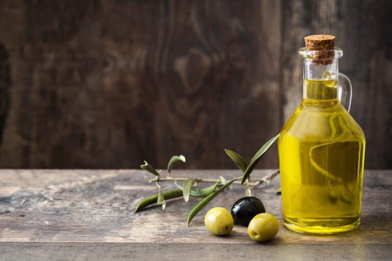 Qual è il miglior olio di oliva al mondo e come riconoscerlo 42 olive e bottiglie di olio doliva