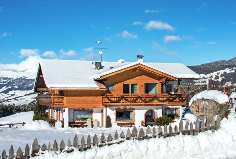 paesaggio innevato con agriturismo accogliente
