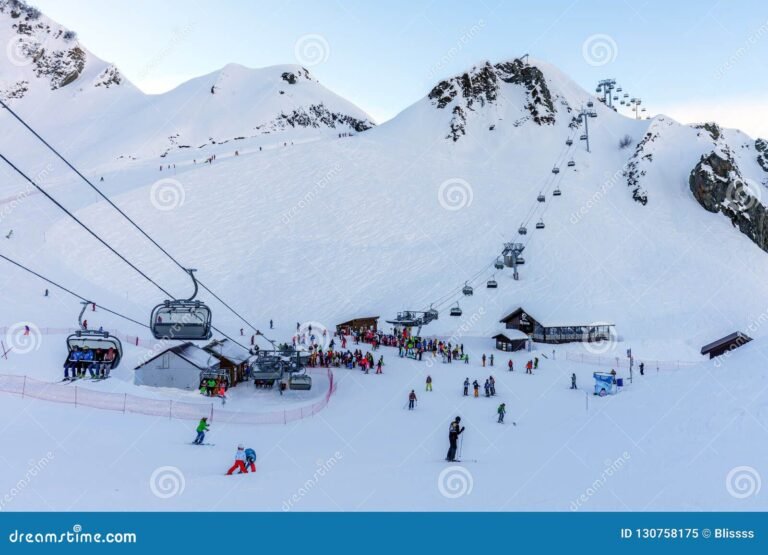 Quali sono le migliori piste da sci ad Aosta per la stagione invernale 10 paesaggio innevato con sciatori in azione