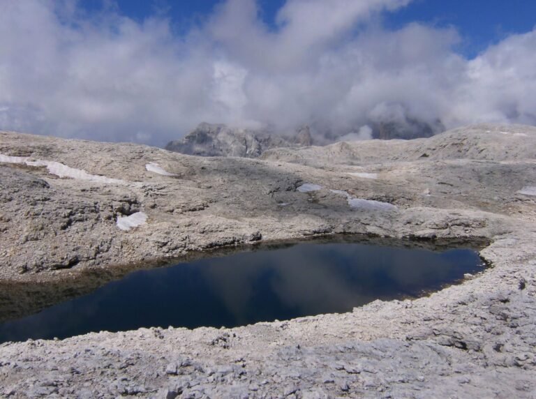 Quali sono le migliori attività da fare al Piz Galin ad Andalo 13 paesaggio montano con escursionisti al piz galin