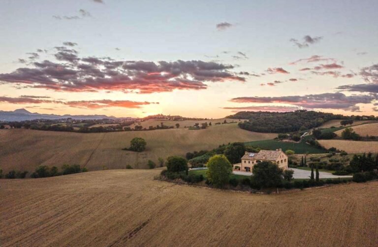 paesaggio rurale con case tipiche marchigiane