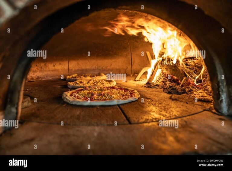 pala pizza in legno su sfondo cucina