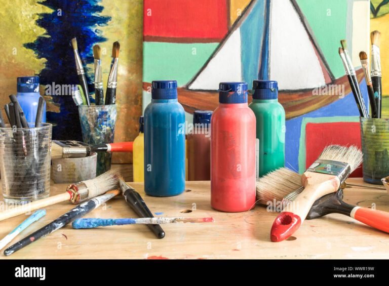 palette e pennelli in un atelier artistico