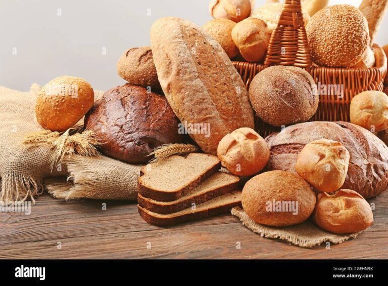 pane fresco su un tavolo rustico