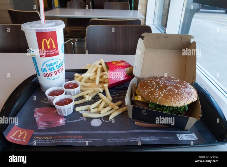 panini mcdonalds su un tavolo colorato