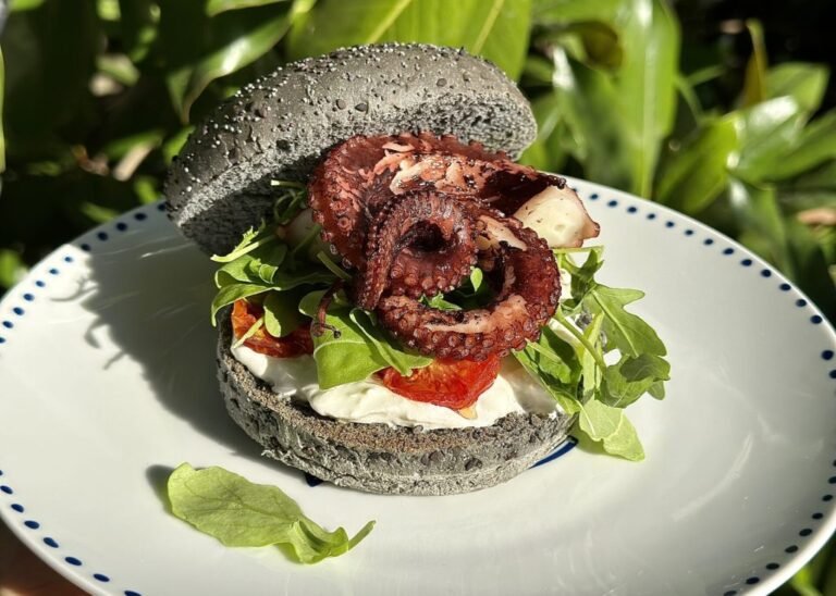panino con polpo gourmet su un piatto