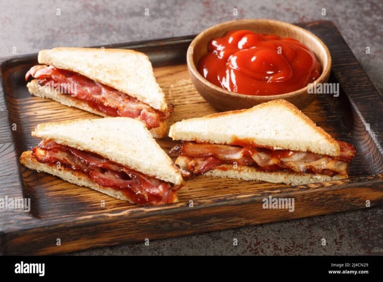 panino croccante con bacon e ingredienti freschi