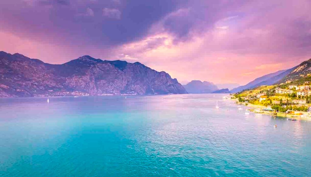 panorama dei laghi lombardi al tramonto
