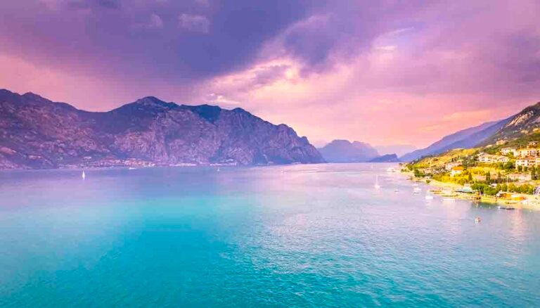 panorama dei laghi lombardi al tramonto