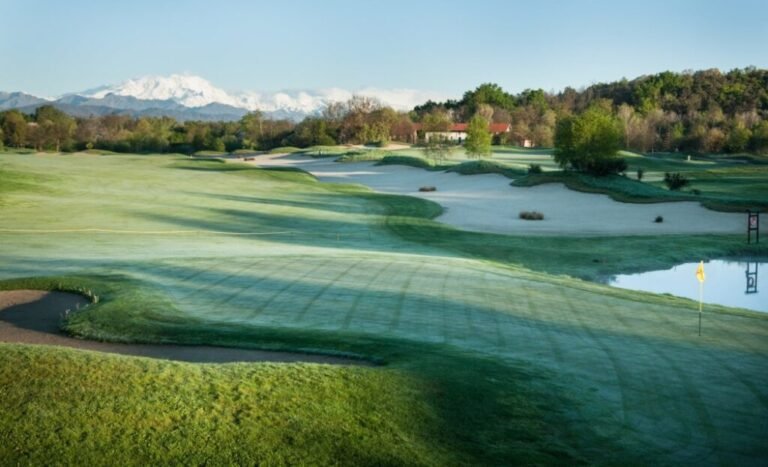 panorama del campo da golf e natura circostante
