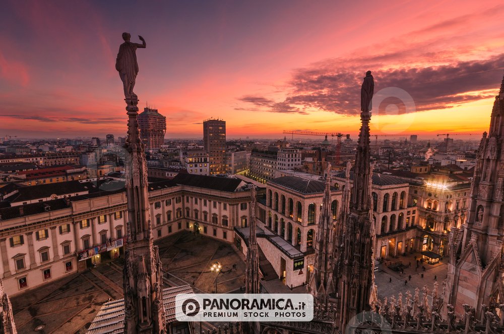 panorama del duomo di milano al tramonto