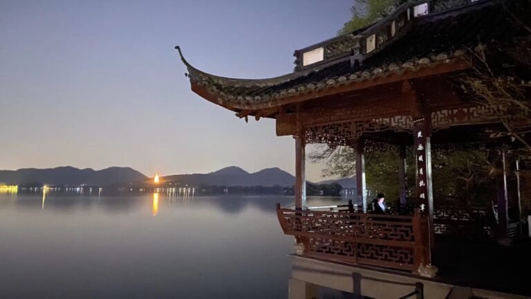Cosa sapere su Hang Zhou e le sue meraviglie da scoprire 36 panorama del lago dellovest a hangzhou