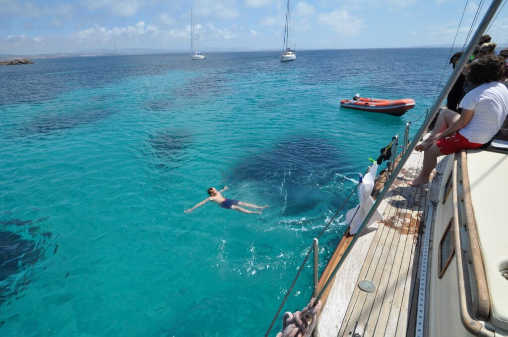 Quali servizi offre il Porto Pino Bravo Club per i visitatori