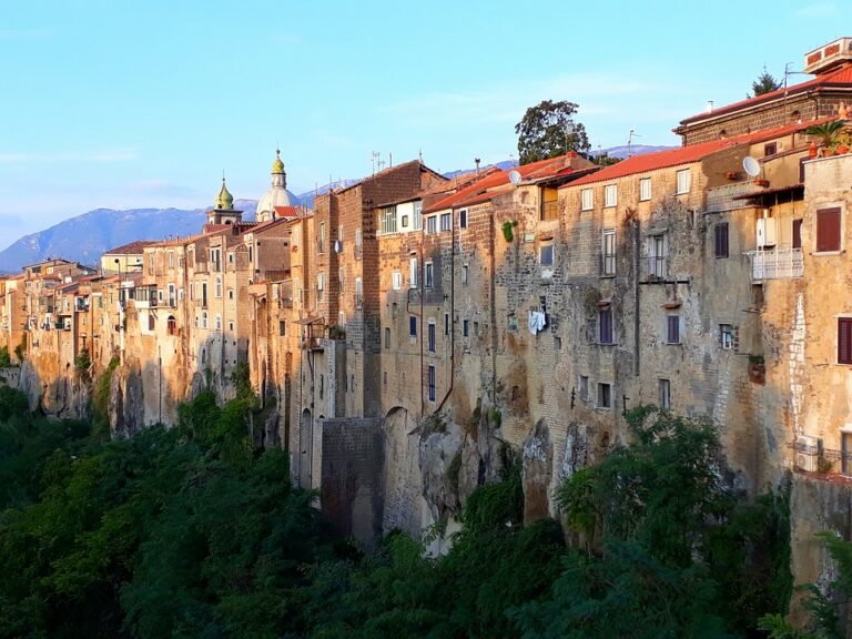 Cosa vedere a Sant'Agata de' Goti: attrazioni e luoghi da visitare 12 panorama della storica santagata de goti