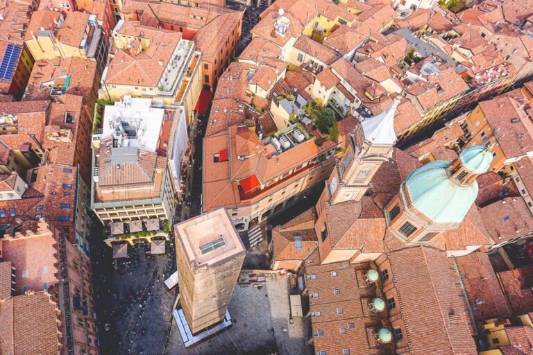 Cosa Devi Sapere Sulle Assicurazioni Italiane a Bologna 4 panorama di bologna con edifici storici