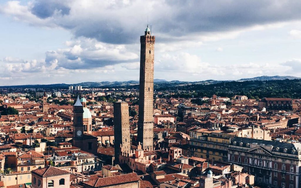 panorama di bologna con le due torri