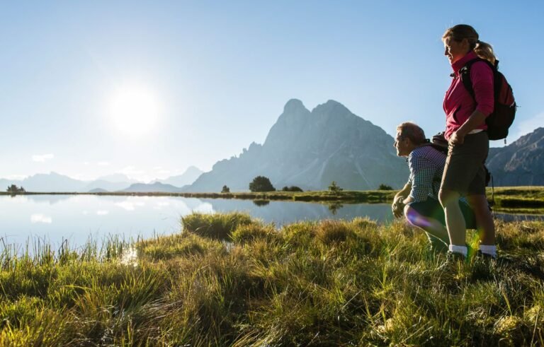 panorama montano con escursionisti in estate