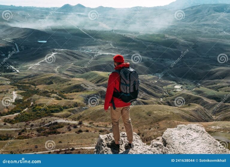 panorama montano con turisti in esplorazione