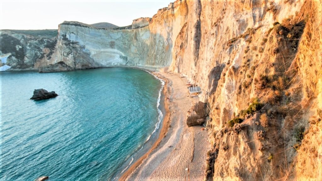 Cosa sapere su Ponza e la splendida Baia Luna da visitare