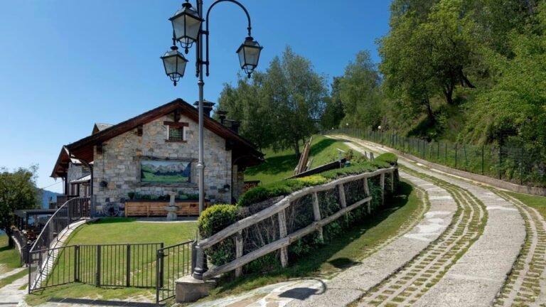 panorama sereno di un agriturismo in estate