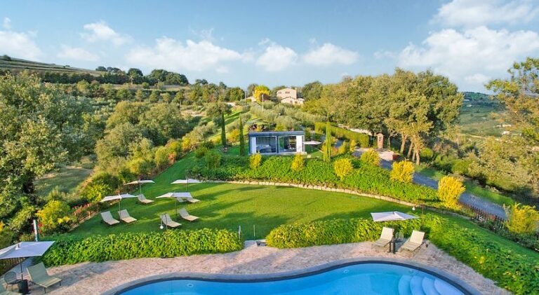 panorama verde dellumbria con agriturismo