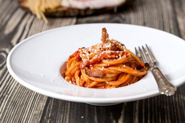 pasta con sugo amatriciana e cipolla