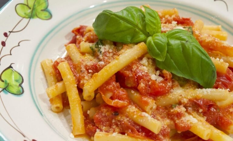 Perché la fabbrica di pasta di Gragnano è così famosa nel mondo 3 pasta di gragnano in un piatto tradizionale