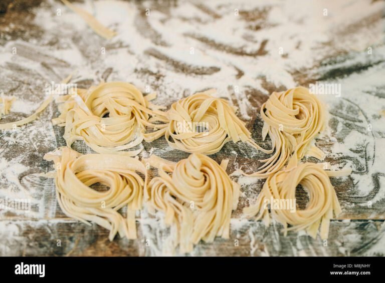 Cosa rende unica la Pasta Bar Di Martino e quali piatti offre 35 pasta fresca artigianale su un tavolo rustico