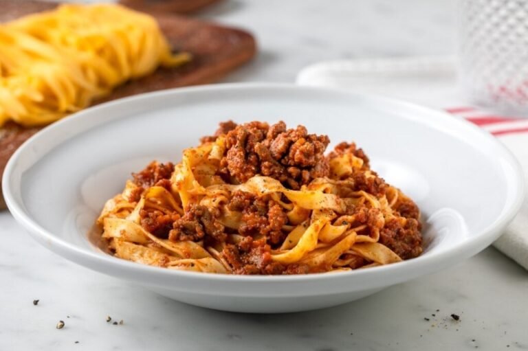 pasta fresca tipica bolognese sul tavolo