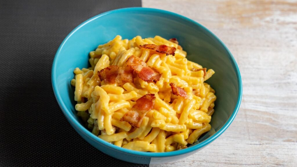 pasta maccheroni con bacon croccante e formaggio