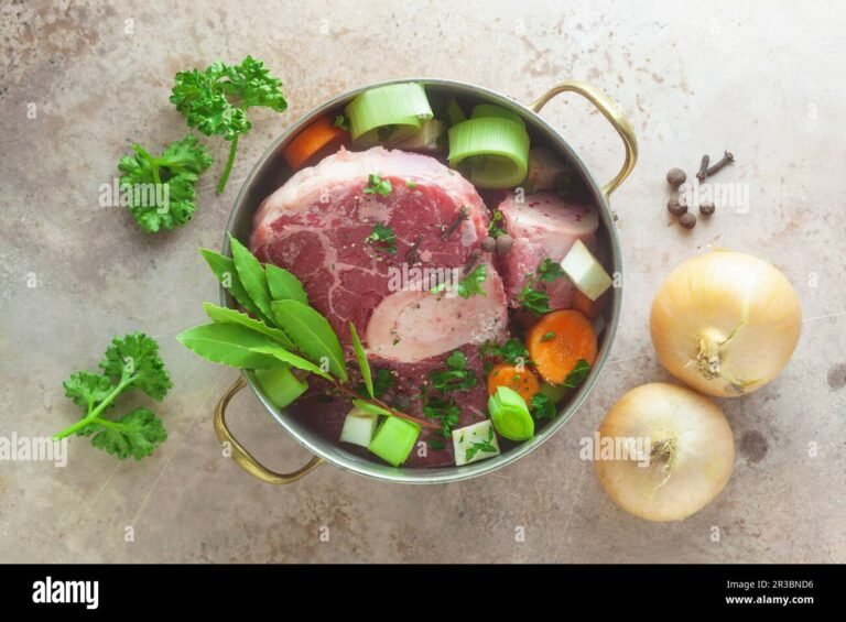 Come si prepara un gustoso brodo con il dado in pochi semplici passi 6 pentola con brodo e ingredienti freschi