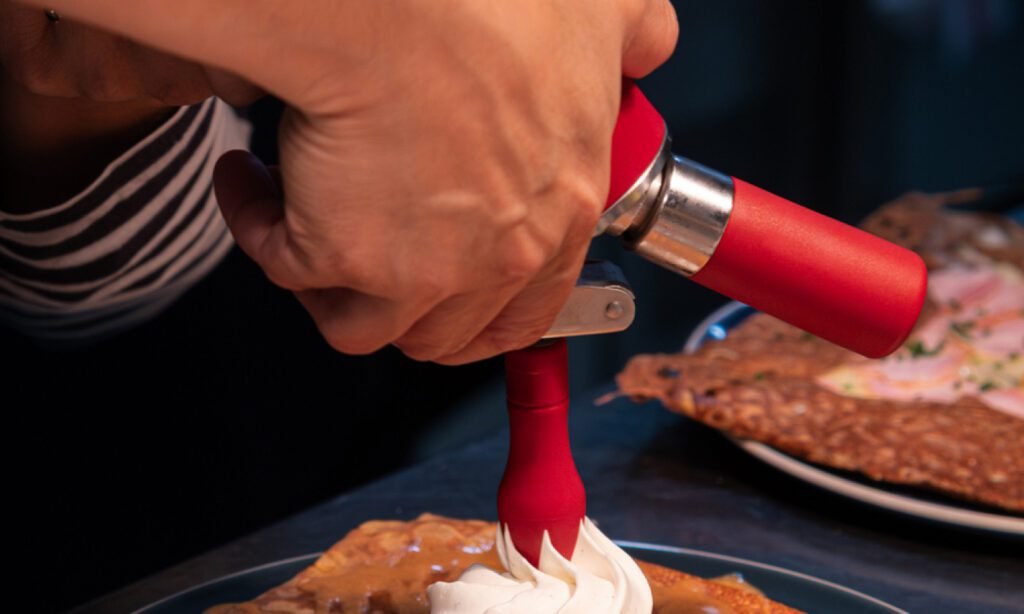 Cosa è il Pizza Social Lab e come partecipo alle attività 1 persone che condividono pizza in un laboratorio