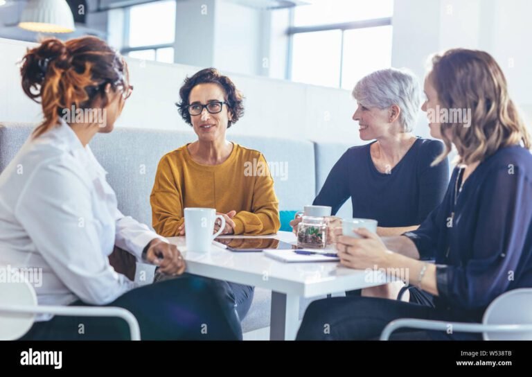 persone che discutono in un caffe affollato