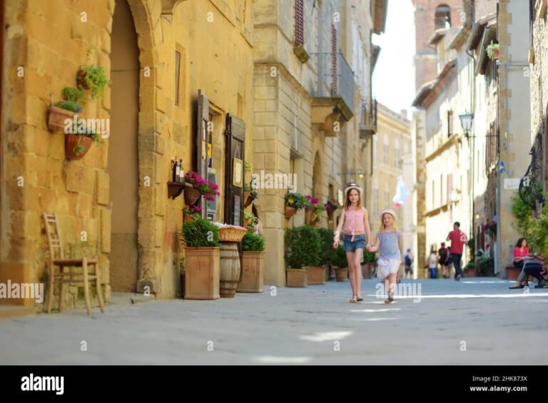 Qual è la migliore guida turistica app per esplorare nuove città 34 persone che esplorano una citta vivace