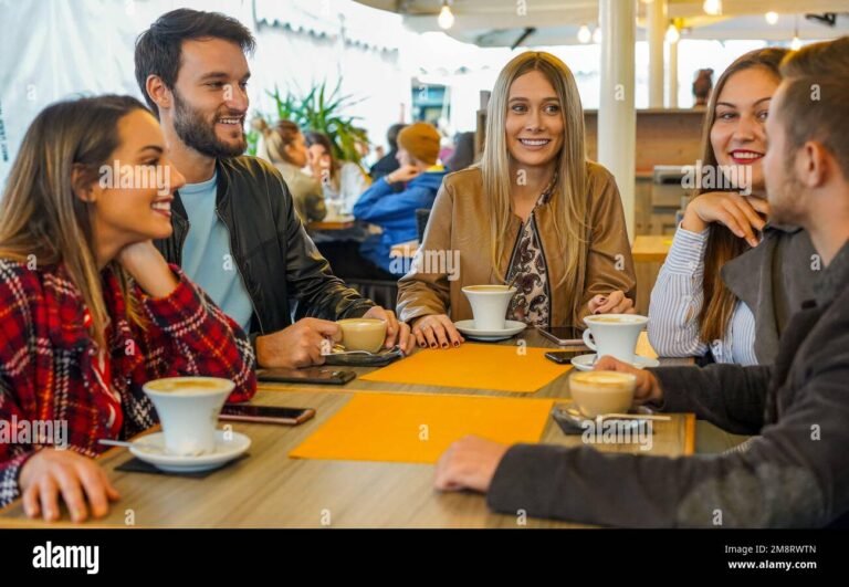 Cosa Sono le Chat Qui Rit e Come Possono Renderti Felice 39 persone sorridenti che conversano in un cafe